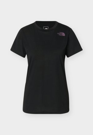 Tricou negru cu mâneci scurte și guler rotund, cu un mic logo mov "The North Face" pe partea stângă sus a pieptului.