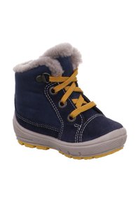 Navyblaue Wildleder-Ankle-Boots mit grauem Kunstfellfutter, gelben Schnürsenkeln und einer Gummisohle mit strukturiertem Muster für besseren Halt.