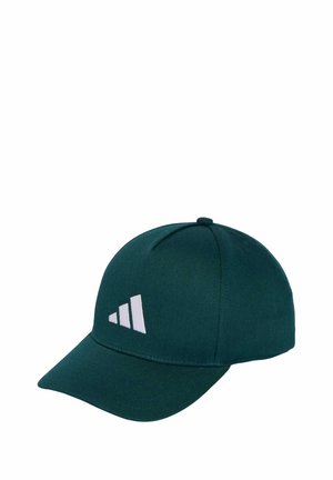 Cappello di cotone verde con visiera curvata, caratterizzato da un logo bianco e tre strisce diagonali nella parte frontale. Texture liscia, design strutturato.