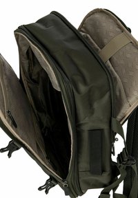 Zaino verde oliva con un ampio interno, rivestito con una fodera a fantasia, dotato di molteplici zip e spallacci regolabili per un trasporto confortevole.