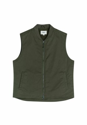 Olivgrön ärmlös väst med en dragkedja framtill, ståkrage och två sidofickor; gjord av lättviktsmaterial med en jämn textur.