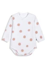 Langærmet hvid baby bodystocking med ferskenfarvede solmønstre, der har en rund halsudskæring og trykknapper ved skulderen og bunden.