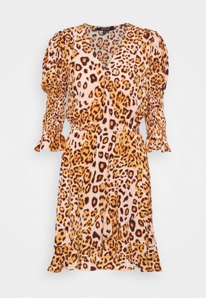 Robe courte imprimé léopard avec col en V, manches 3/4 froncées, taille élastique et ourlet à volants.