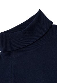 Granatowy sweter z golfem z plecionego materiału. Posiada wysoki, złożony kołnierz oraz gładką teksturę, z detalami na bocznych szwach.