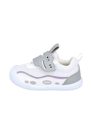 Zapatilla blanca para bebés con correa en la parte superior con cara de dinosaurio gris, parte superior de malla y decoración con texto "BABY" en el lateral de la suela.