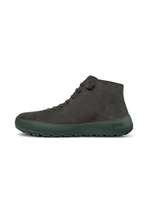 Stivale alla caviglia in pelle grigia con suola in gomma verde, lacci tondi e una texture liscia. Presenta un tacco con marchio e dettagli di cucitura discreti.