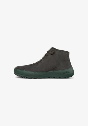 Stivale alla caviglia in pelle grigia con suola in gomma verde, lacci tondi e una texture liscia. Presenta un tacco con marchio e dettagli di cucitura discreti.