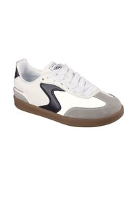 Zapatilla blanca con acentos en gris y negro, hecha de cuero y ante. Presenta una suela de goma texturizada y un diseño perforado en el costado.
