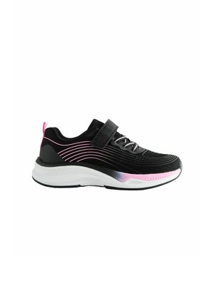 Sort og pink atletiksneaker med hvid sål, snørelukning foran og velcrostrop på hvid baggrund, sidevisning.