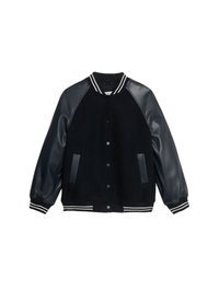 Chaqueta varsity negra con cuerpo de lana y mangas de cuero en contraste. Presenta un cuello y puños acanalados a rayas, dos bolsillos frontales y botones a presión.