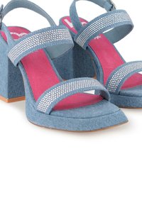 Sandalias de tacón alto de denim con dos correas adornadas con metálicos, una plantilla rosa, un tacón cuadrado y un acabado de tela texturizada.