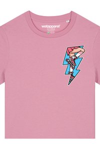 Roze t-shirt met korte mouwen met een grafische afbeelding van een rolschaatsbeen binnen een blauw bliksemschichtontwerp. Zacht katoen materiaal.