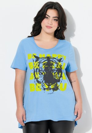 T-shirt azzurro chiaro a maniche corte con scollo rotondo, decorato con una grafica di una tigre nera e gialla in evidenza e il testo "ESSERE FELICI". Materiale in cotone morbido.