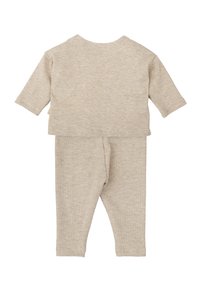 Conjunto de dos piezas de algodón ribeteado en beige, con una blusa de manga larga y pantalones a juego, que presenta un diseño sencillo y una textura suave.