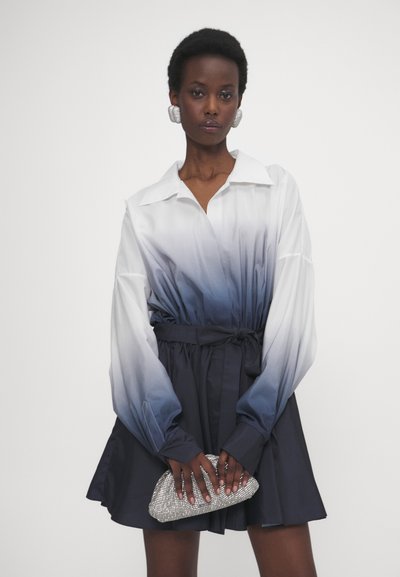 Norma Kamali SUPER OVERSIZED FLARED DRESS - Marškininė suknelė - true navy ombre