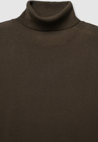 Brauner Rollkragenpullover mit gerippter Textur, schmaler Passform und hohem Kragen, hergestellt aus einem weichen, dehnbaren Strickstoff.