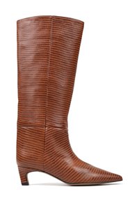 Brązowy skórzany botek do kolan z teksturowanym wzorem, spiczastym noskiem i niskim, ukośnie ściętym obcasem. Gładkie wykończenie z delikatnym połyskiem.
