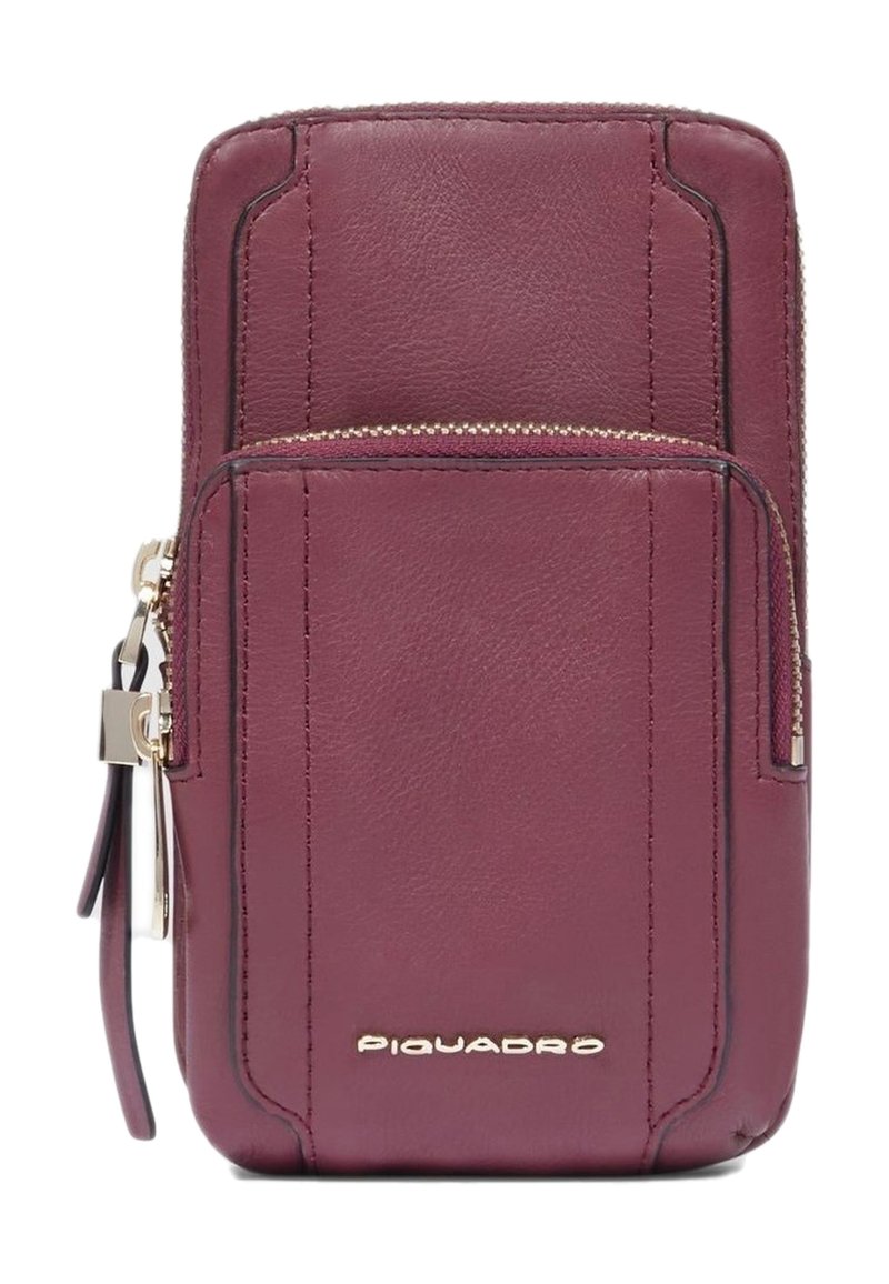 Portafoglio per smartphone in pelle bordeaux con dettagli in metallo dorato, dotato di una tasca frontale con zip, cuciture decorative e logo del marchio in rilievo.