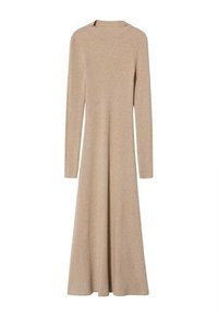 Robe en maille beige à manches longues et col montant, présentant une silhouette évasée et une texture côtelée sur toute la surface.