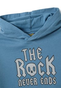 Sudadera azul con el texto en negrita "LA ROCA NUNCA TERMINA" y una gráfica de calavera que sustituye la letra "O" en "ROCA" en el frente.