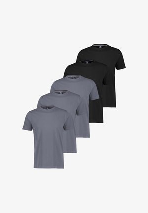 Cinque magliette girocollo semplici in nero e tonalità di grigio, disposte in una fila sfalsata su uno sfondo bianco.