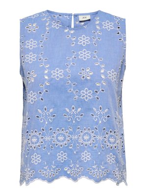 Hihaton vaaleansinisä paita, jossa valkoiset kukkaompeleet ja aaltoileva helma, ja pieni napin suljenta takana kaula-aukolla.