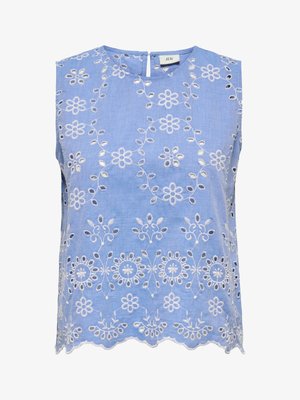 Ermeløs lyseblå bluse med hvit blomsterbroderi og bølget kant, med en liten knappelukking bak på halsen.