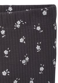 Grau gerippter Stoff mit kleinen wei�ßen Blumenmustern, die über die Oberfläche verteilt sind, mit einer glatten Textur und einem elastischen oberen Rand.