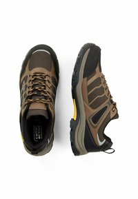Braune und schwarze Wanderschuhe mit einem Obermaterial aus Mesh, strukturiertem Design, verstärkter Zehenpartie und dicker Gummisohle. Mit gelber Akzentuierung an der Ferse.