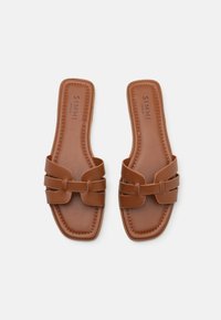 Sandale din piele ecologică de culoare maro, cu curea lată încrucișată, design cu vârf pătrat, talpă interioară cu amortizare și detalii subtile de cusătură.