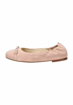 Ballerine en daim rose avec un bout rond, une texture douce et un accent de nœud fin à l'avant. La semelle brune basse complète le design.