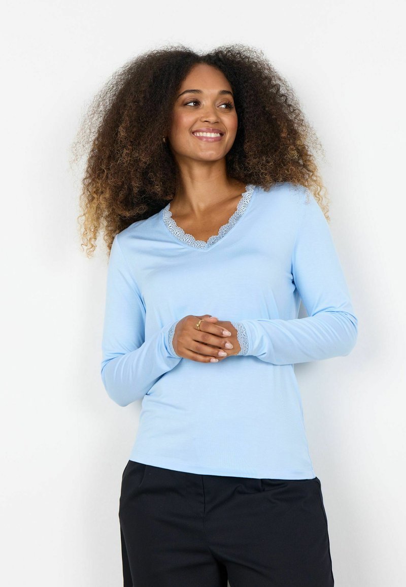 Bluză albastru deschis cu mâneci lungi, decolteu în V și dantelă la guler și manșete; textură netedă și croială ajustată.