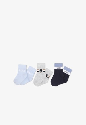 Drie paar peutersokken in lichtblauw, lichtgrijs met zwarte en bruine strepen, en donker marineblauw met witte en blauwe boorden, elk voorzien van het merk "BOSS."