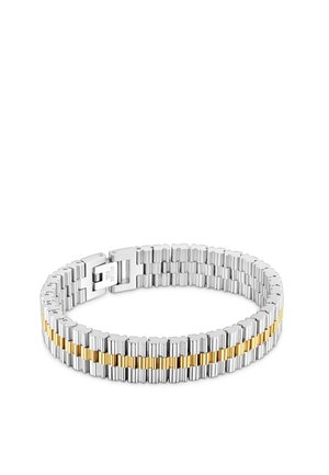 Bracelet en métal argenté avec une bande dorée unique au centre, doté d'une fermeture à clip.