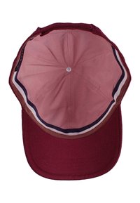 Burgundy színű baseball sapka belülről nézve, rózsaszín bélés látható csíkozott szélekkel és állítható tépőzáras pánttal.