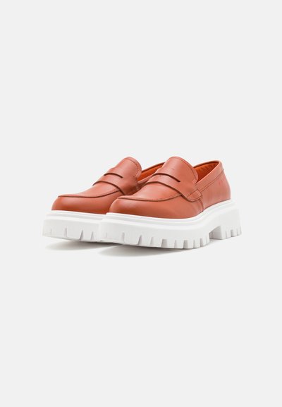 Oransje skinnsko med hvit tykk såle, med en glatt overflate, slip-on design og subtile sømdetaljer.