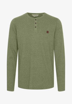 Langermet henley-skjorte i dempet oliven grønn bomull, med rund halslinning, tre-knaps placket og et lite brunt logopatch.