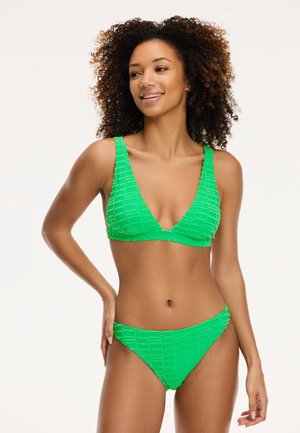 Grünes Bikini-Set aus strukturiertem Stoff mit horizontalen Rillen, triangelförmigem Oberteil und niedrig sitzendem Höschen. Einfaches Design mit dicken Trägern.