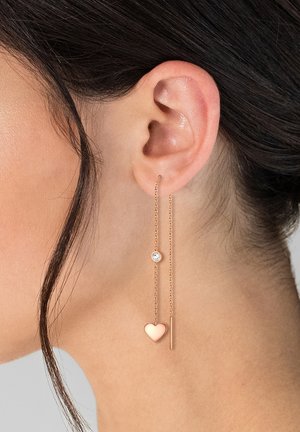 Roser guld øreringe med en hængende hjerte og en krystalaccent, hængende på tynde kæder, der viser et delikat design.