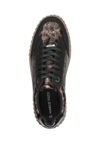 Baskets noires et bronze avec un motif léopard texturé, des accents en cuir noir contrastants, des lacets ronds et une semelle en caoutchouc brun robuste.