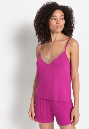 Ensemble de loungewear magenta comprenant un haut sans manches avec une finition en dentelle au niveau du col et un short assorti avec des accents en dentelle à l'ourlet.