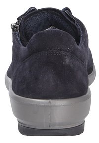 Marineblaues Wildleder-Sneaker mit grauem Gummisohle, ausgestattet mit einem gepolsterten Kragen und doppelten seitlichen Reißverschlüssen für einfachen Zugang. Glatte Textur und runde Form.