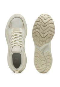 Scarpe da ginnastica off-white con dettagli in rete e suede. Suola in gomma spessa con pattern testurizzato per una migliore aderenza. Lacci e logo del marchio visibili.