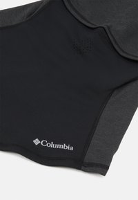 Crni atletski top sivi akcenti. Ima mekan materijal, zakrivljeni izrez i složeni uzorak točaka na gornjem dijelu. Prikazan logo Columbia.