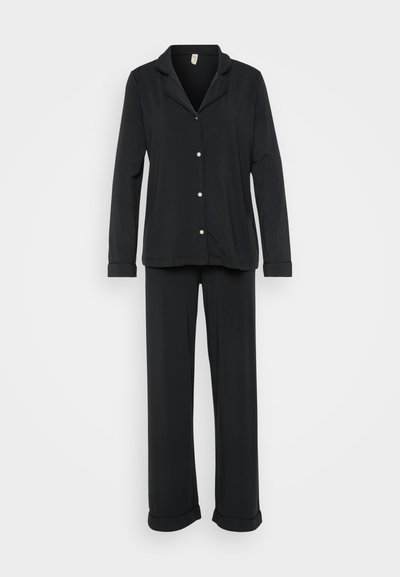 Čierny pyžamový set obsahujúci košeľu na gombíky s golierom a nohavice s rolovaným okrajom, vyrobený z mäkkej, hladkej látky.