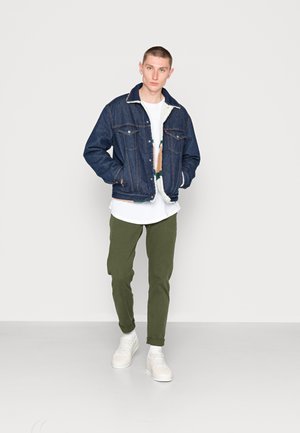 SHERPA TRUCKER - Jeansjacke - medium indigo stonewash