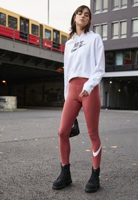 Nike Sportswear W NSW ESSNTL LGGNG SWOOSH MR - Leggings - Calças - canyon rust/white