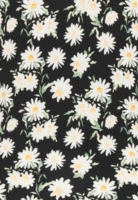 Svart tyg med ett upprepat mönster av vita prästkragar med gula mittar och gröna blad, vilket skapar en livfull blommönster.