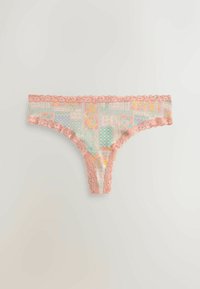 Dame tanga i pastel patchwork-mønster med lyserød blondekant rundt talje og benåbninger, lagt fladt på hvid baggrund.