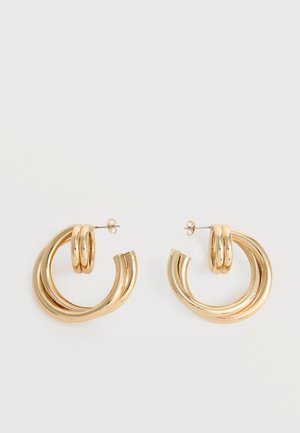 Paire de boucles d'oreilles créoles doubles en or brillant avec attaches à tige sur fond blanc.